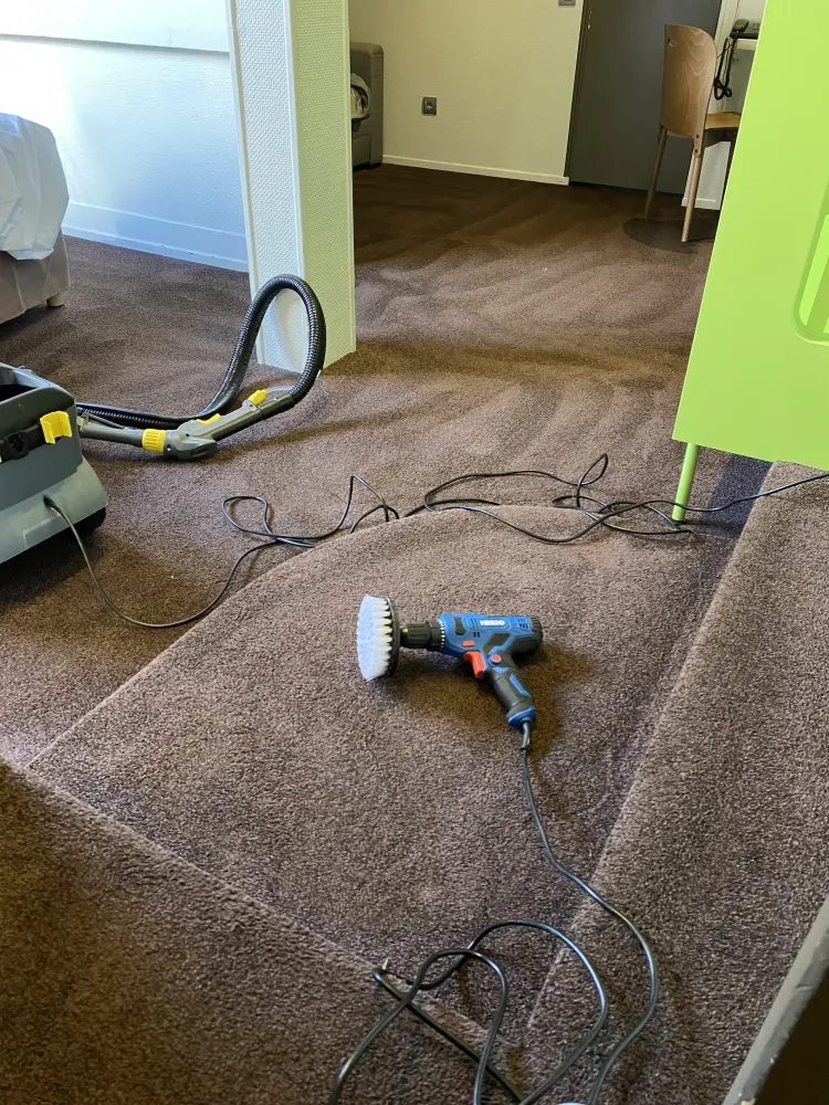 Nettoyage et polissage d'enseigne de commerce à Annecy